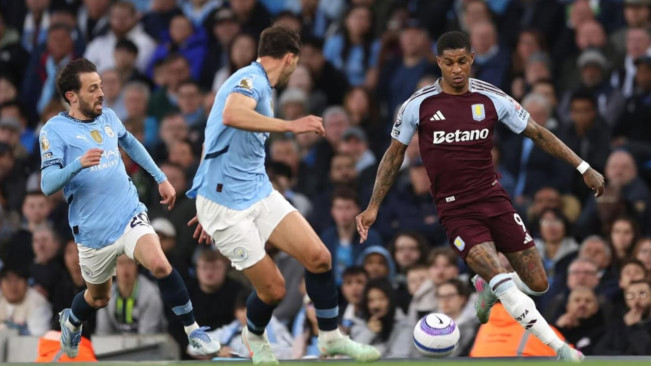 Rashford saat mencoba melewati pemain lawan. [Instagram]